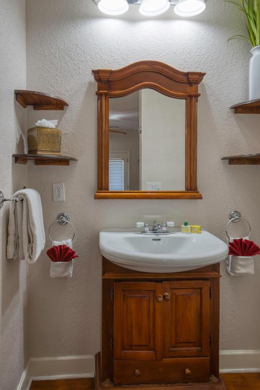 King Room with Spa Bath image 2