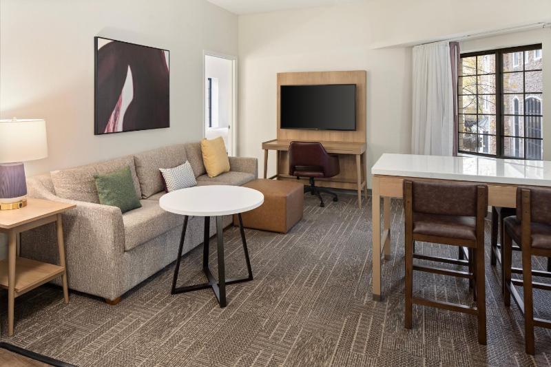 Two-Bedrooms Suite Two Double and One Queen Bed- Non-Smoking image 2