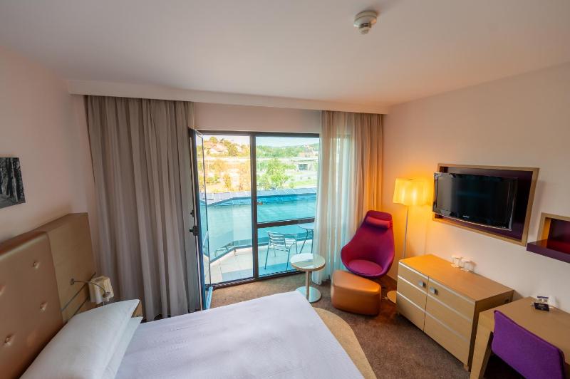 Deluxe King Room with Balcony image 1
