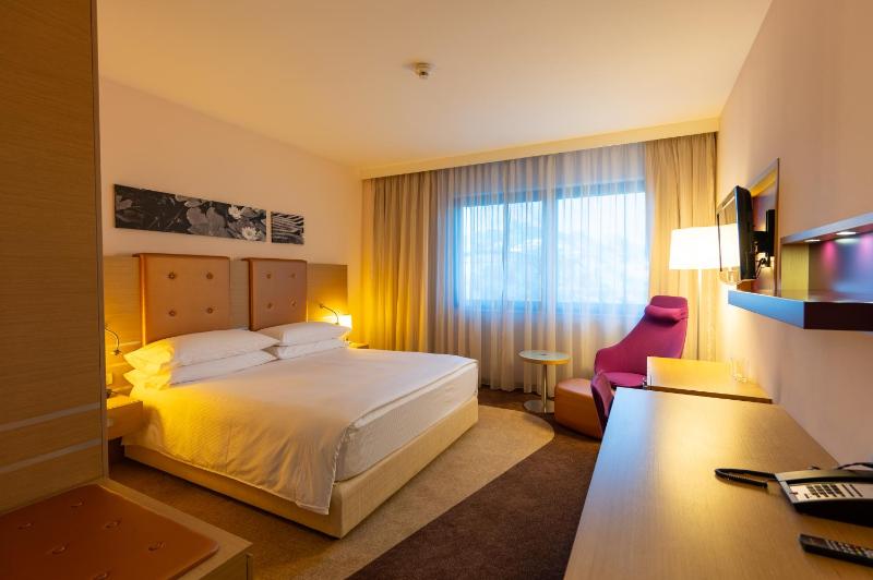 King Guest Room image 4