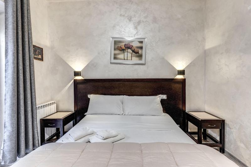 Double Room image 3