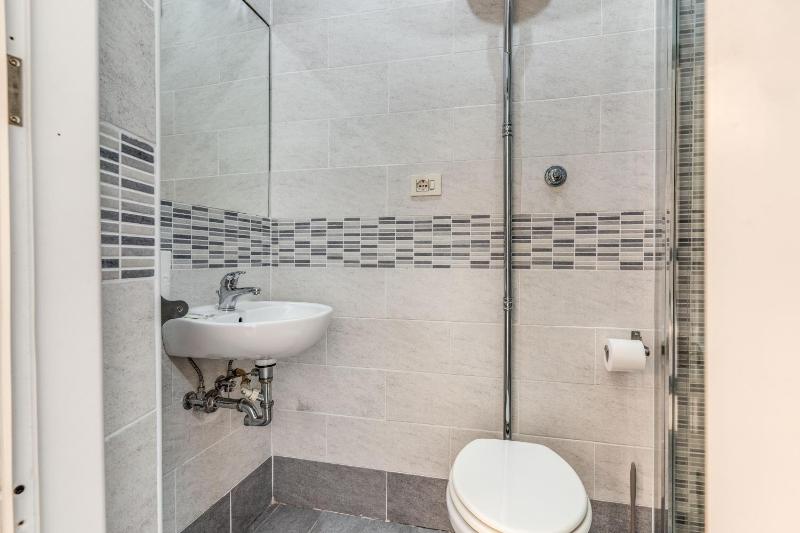 Single Room image 3