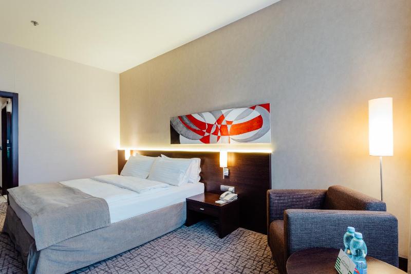 Standard King Room - High Floor image 1