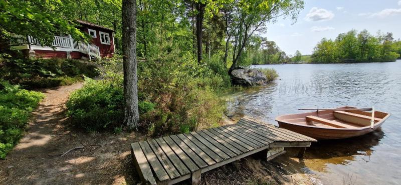 Small Two-Bedroom House (6 Adults) image 4