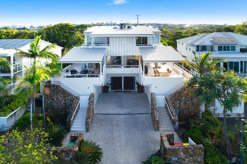 Chic Beachside Abode Sunrise Beach - image 7