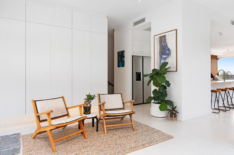 Chic Beachside Abode Sunrise Beach - image 9
