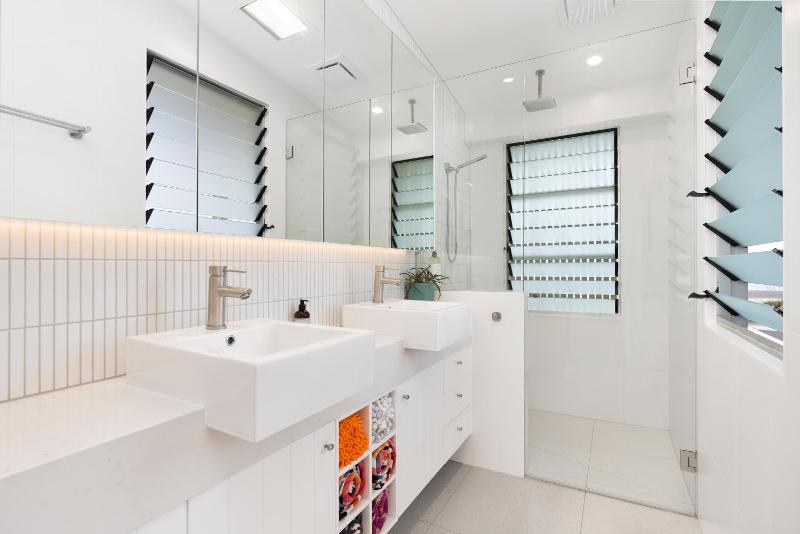 Chic Beachside Abode Sunrise Beach - image 8