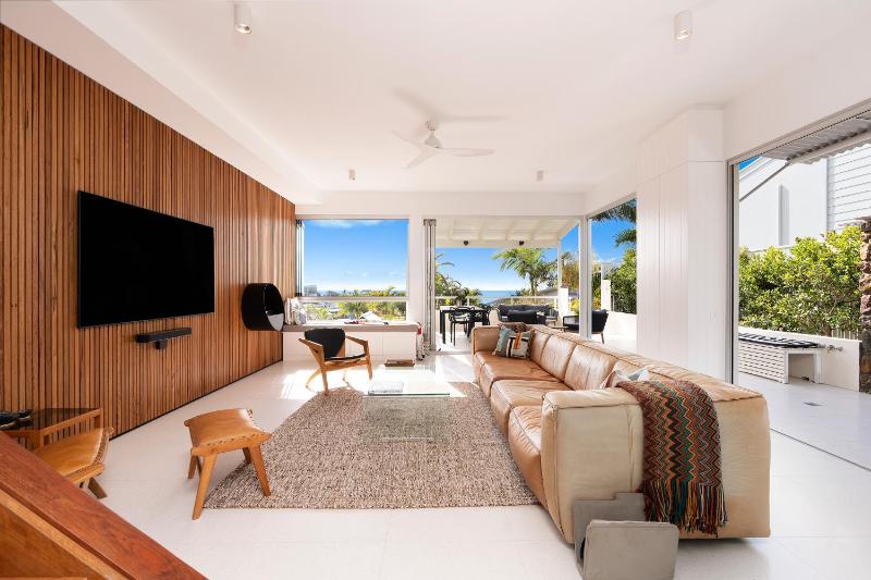 Chic Beachside Abode Sunrise Beach - image 1