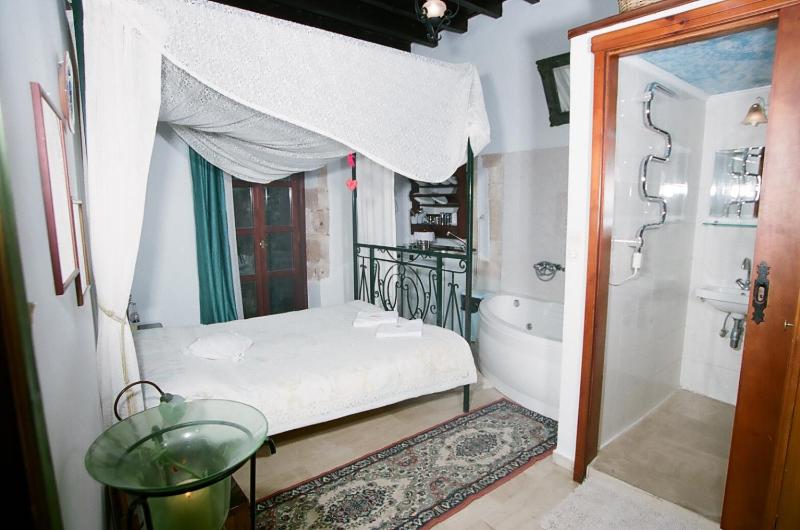Deluxe Double Room image 4