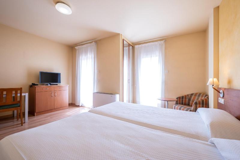 Basic Double Room image 4