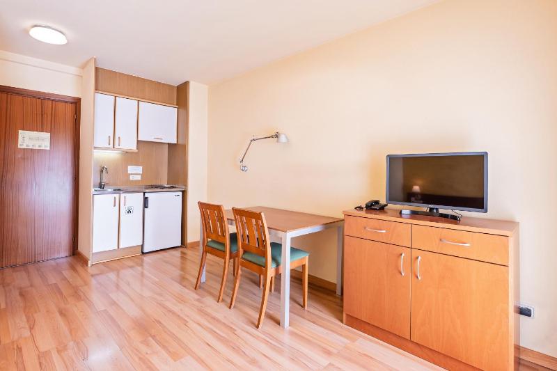 Basic Double Room image 3