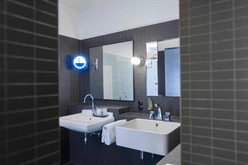 Deluxe Double Room image 3