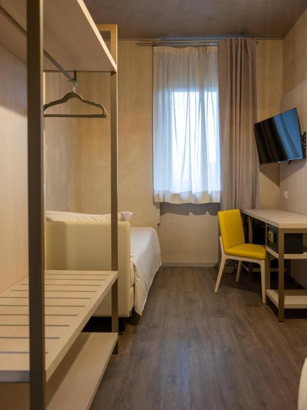 Twin Room image 1