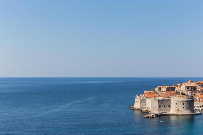 Three Bedroom Apartment with Sea View image 3