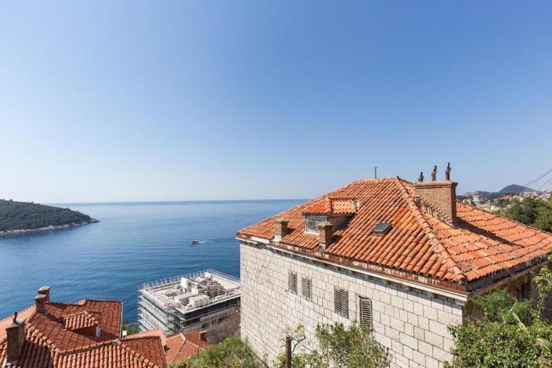 Three Bedroom Apartment with Sea View image 2