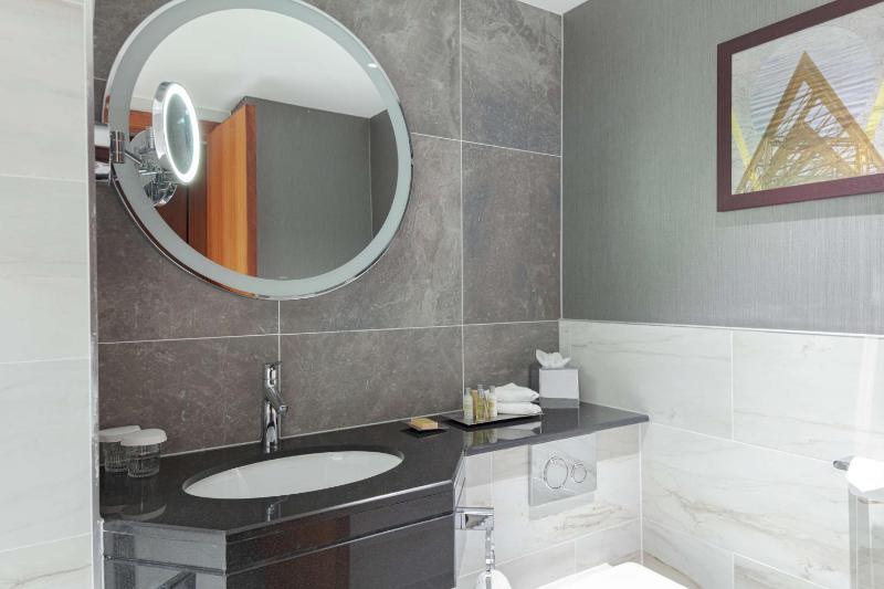 Deluxe King Room image 2