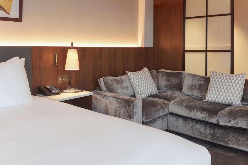 Junior King Suite with Executive Lounge and View image 4