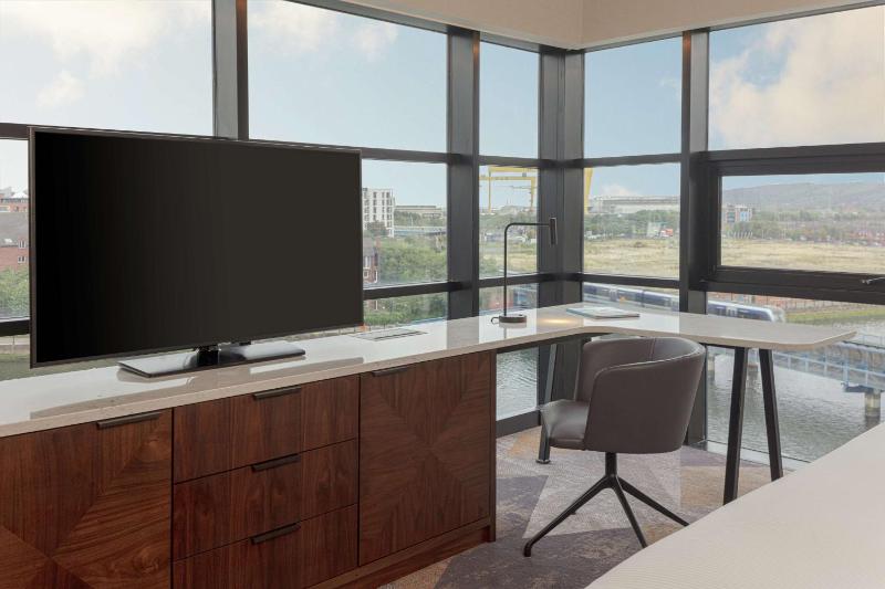 Junior King Suite with Executive Lounge and View image 3