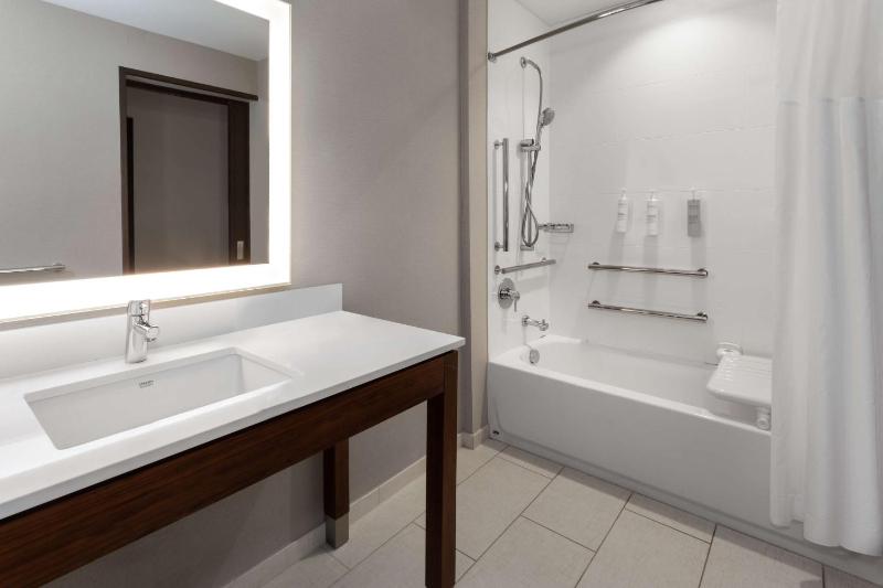 King Room with Bath Tub - Mobility and Hearing Access image 4