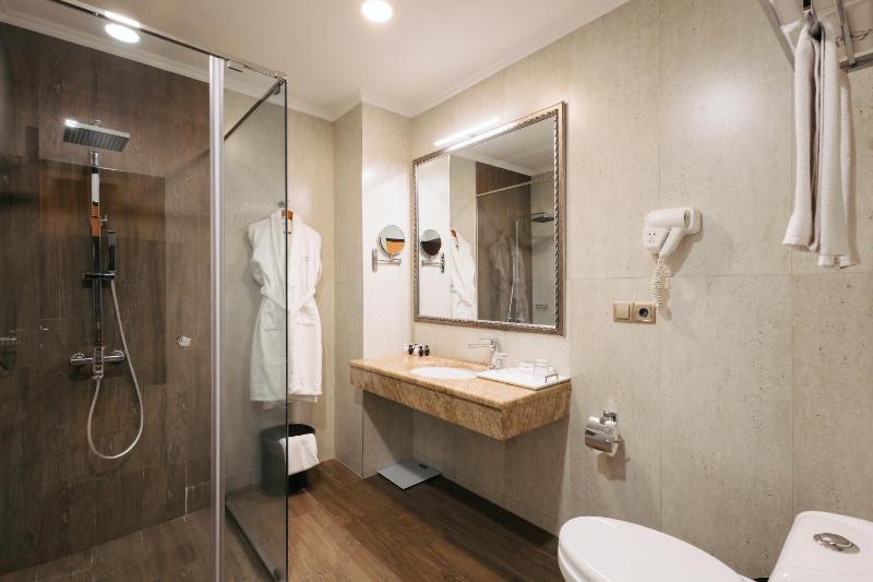 Superior Twin Room image 3