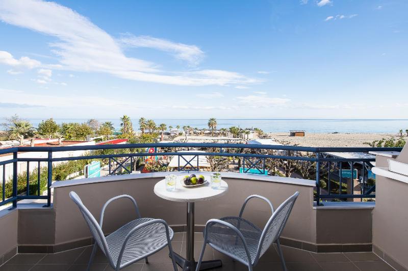 Family Room with Sea View image 3
