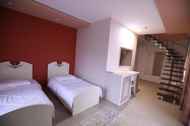 Twin Room with Balcony image 3