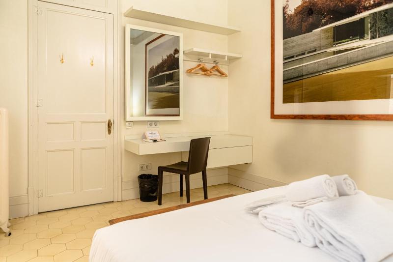 Standard Double Room image 4