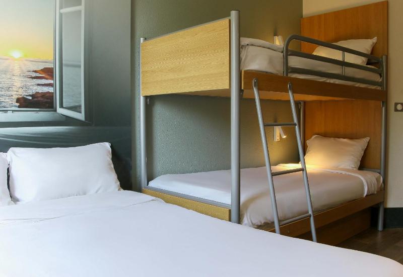 Quadruple Room (2 Adults + 2 Children under 12 Years) image 1