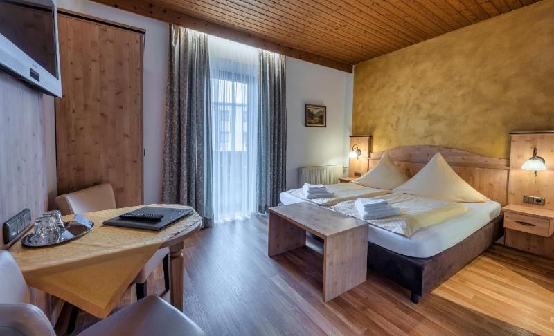 Standard Double Room image 4