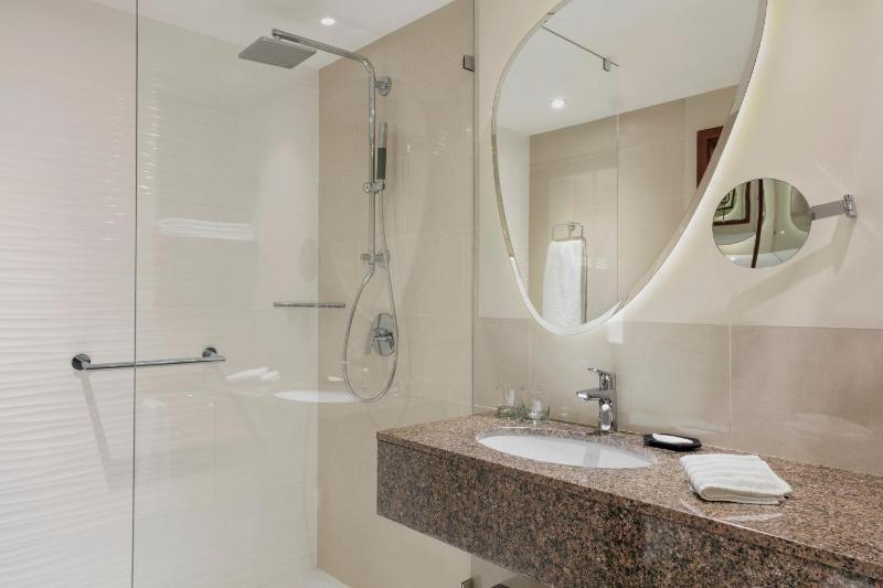 Superior, Guest room, 1 King image 3