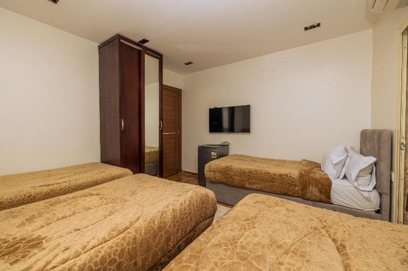 Deluxe Quadruple Room image 4