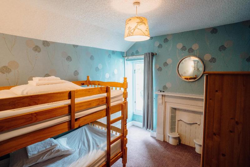 Six-Bedroom House image 2