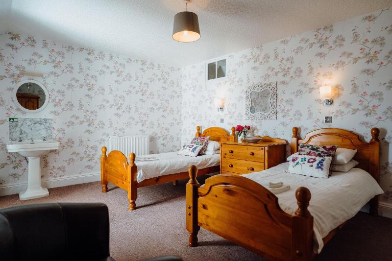 Six-Bedroom House image 4
