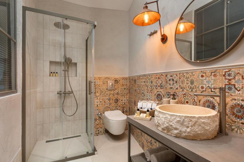 Romantic Room with Bathtub image 2
