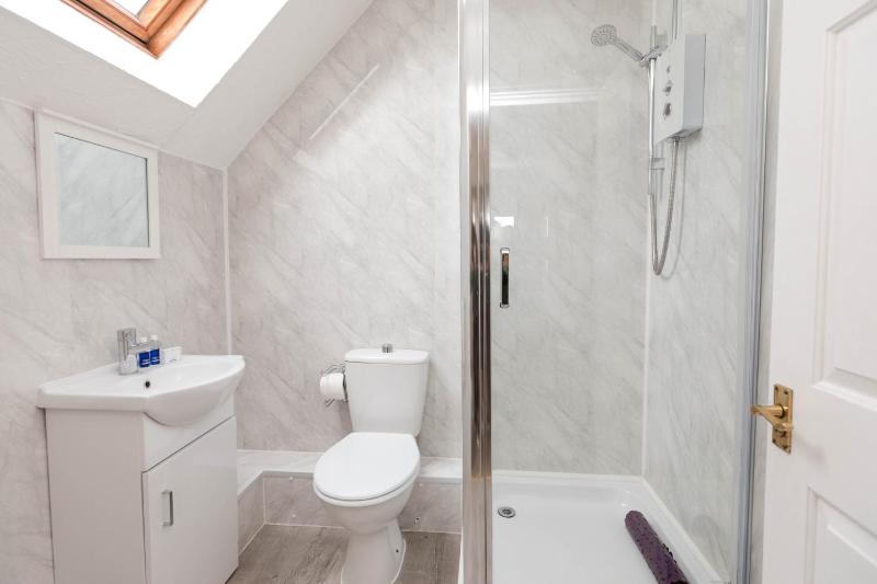 Three-Bedroom Cottage image 4