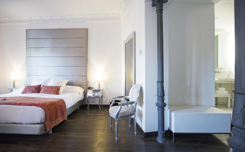 Deluxe Double or Twin Room with View image 4