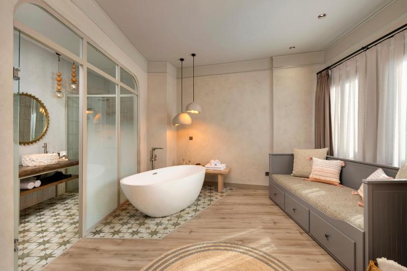 Suite Room with Bathtub  image 1