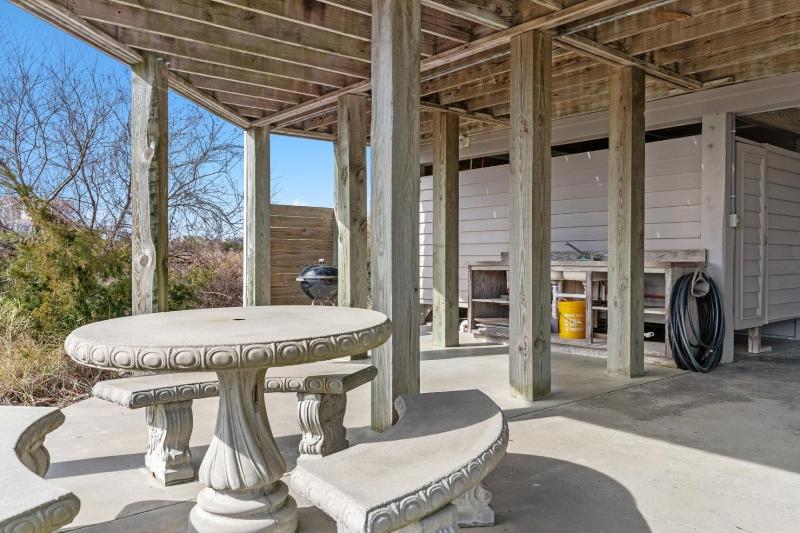 Six-Bedroom House image 3