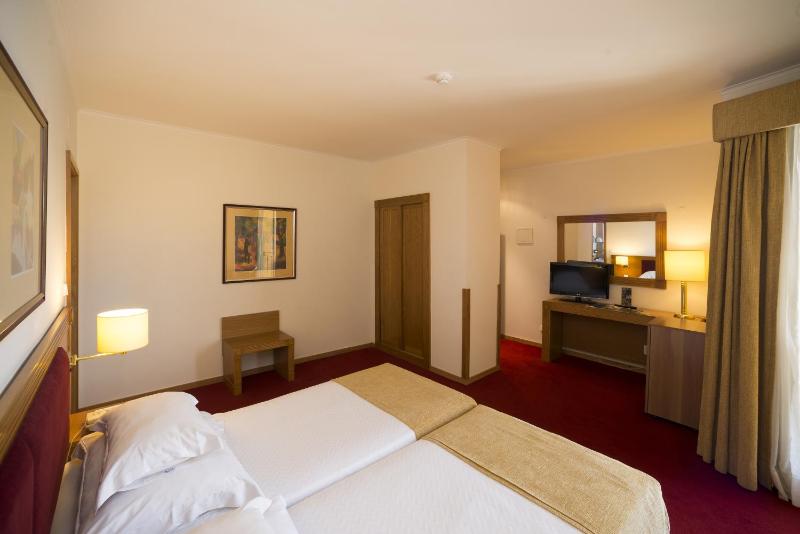 Twin Room (2 Adults + 1 Child) image 2
