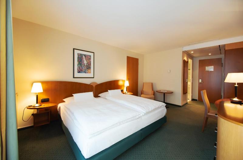 Standard Double Room image 3