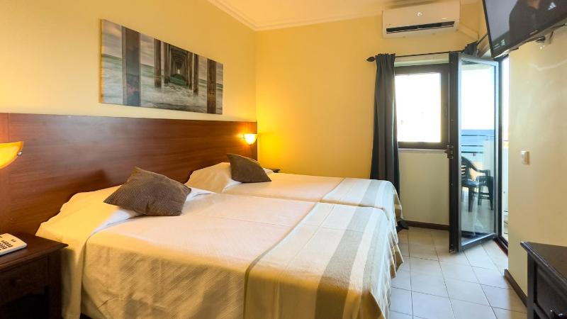 Standard Twin Room image 2