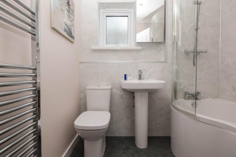 Two-Bedroom Cottage image 4