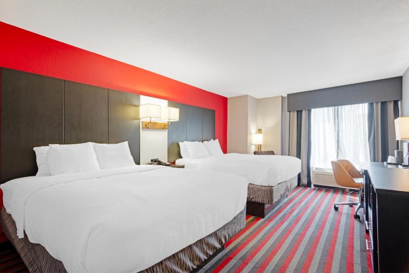 Queen Room with Two Queen Beds - Non-Smoking image 4