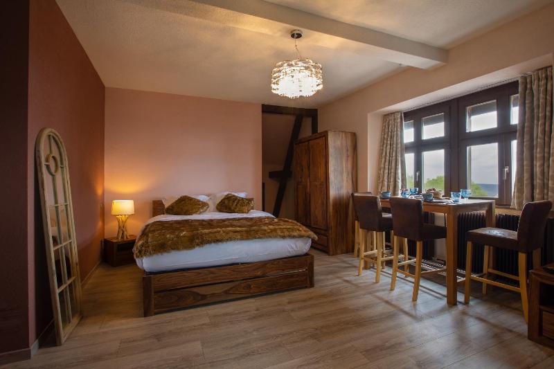 Deluxe Room (2 Adults + 1 Child) image 1