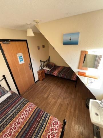 Twin Room with Shared Bathroom image 4