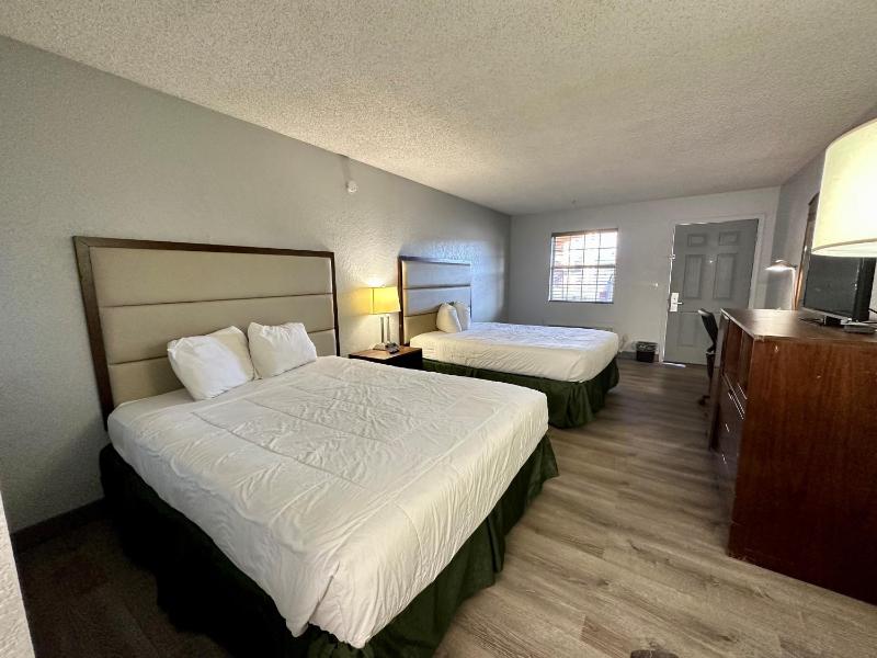 Queen Room with Two Queen Beds  Smoking image 3