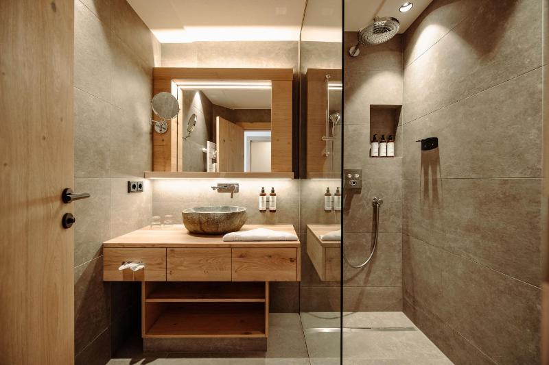 Double Room with Balcony image 2