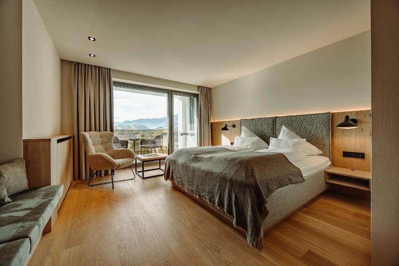 Deluxe Double Room with Balcony image 3