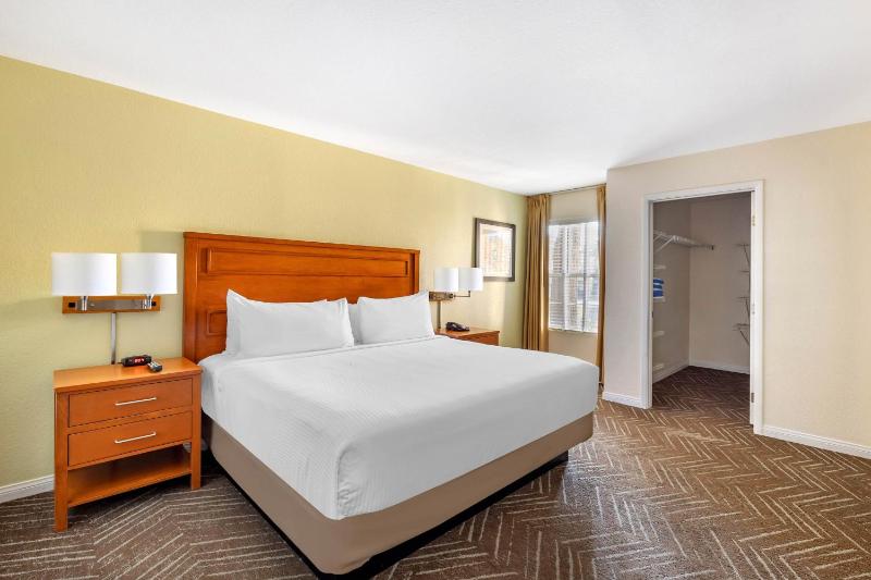 1 BEDROOM 1 KING SUITE ACCESSIBLE TUB