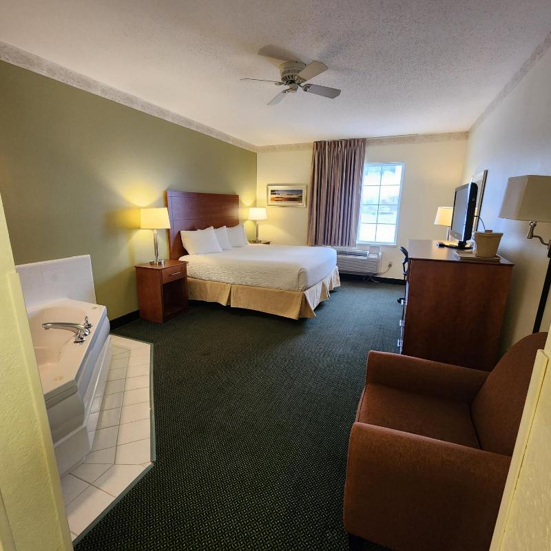 King Suite with Whirlpool - Non-Smoking image 3